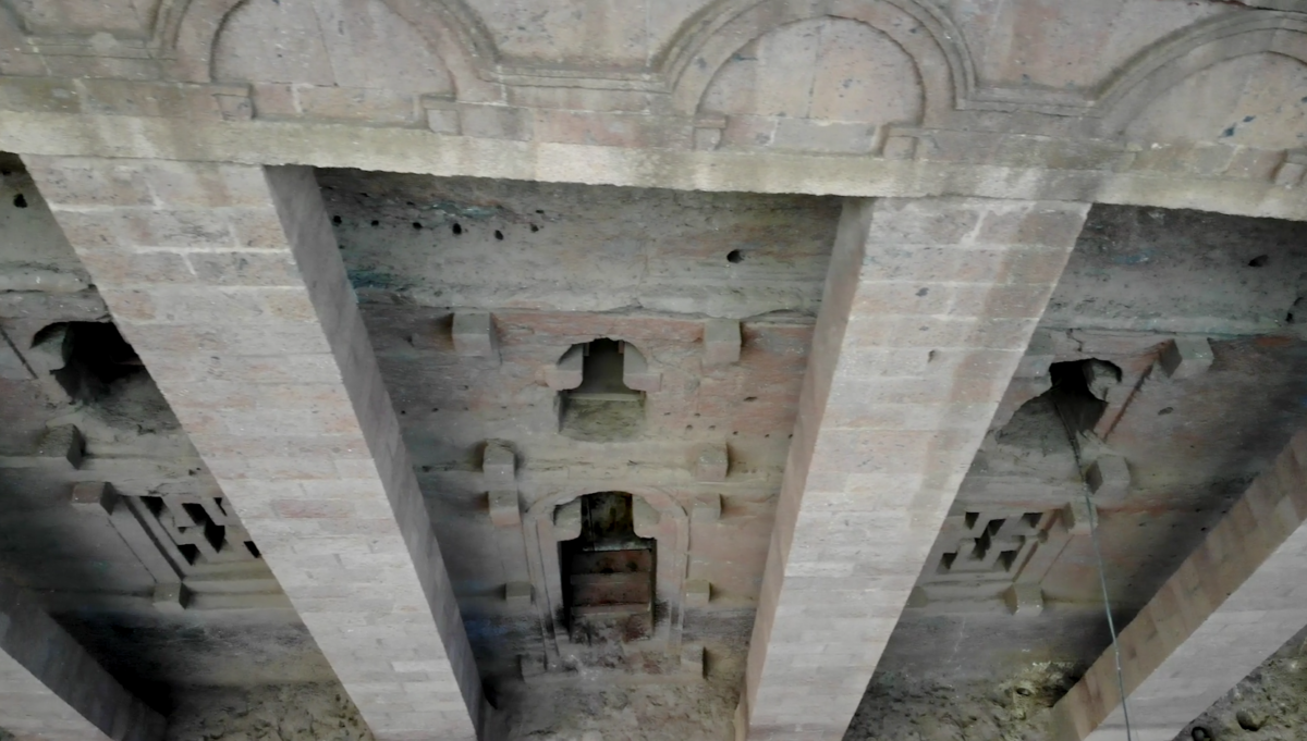 La cité creusée dans la roche